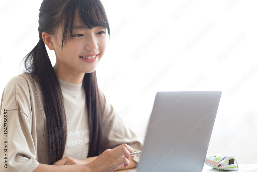 自宅で勉強する中学生 自宅で勉強する中学生