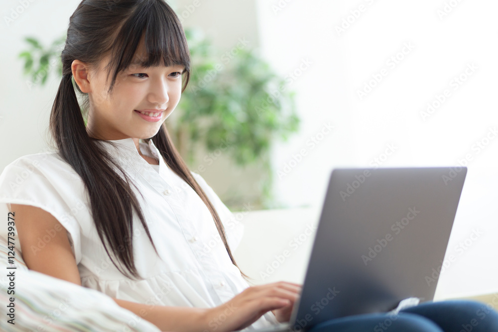 パソコンを見る中学生