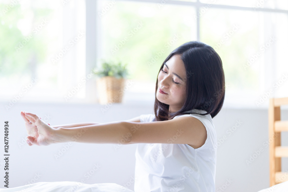 伸びをする女性 伸びをする女性