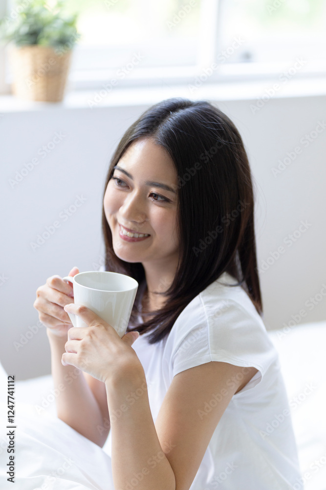 マグカップを持つ女性 マグカップを持つ女性