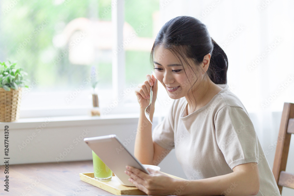 タブレットを見る女性 タブレットを見る女性