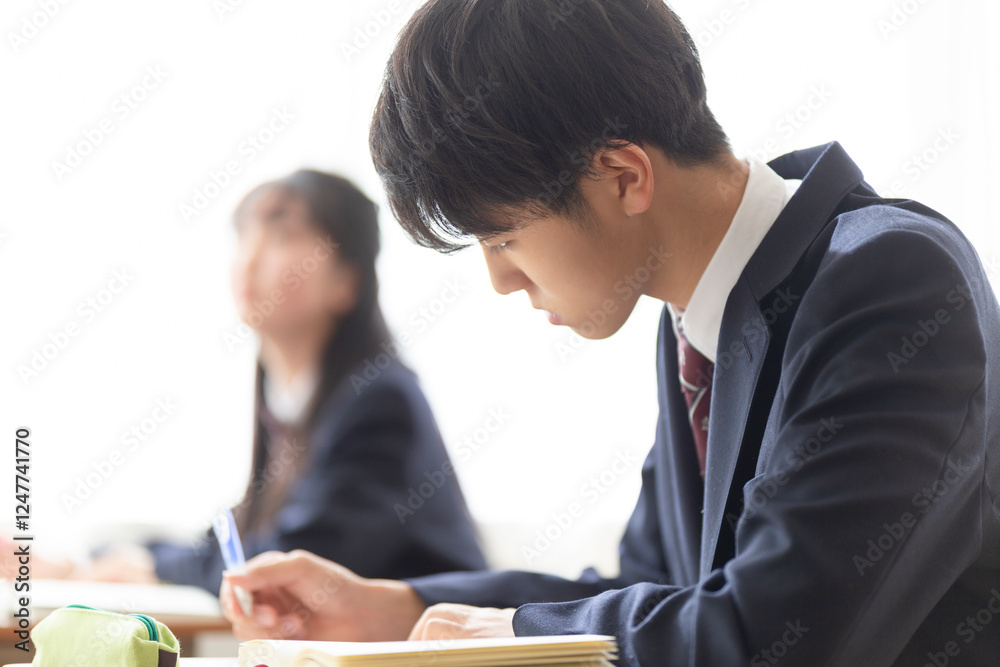 授業を受ける高校生 授業を受ける高校生