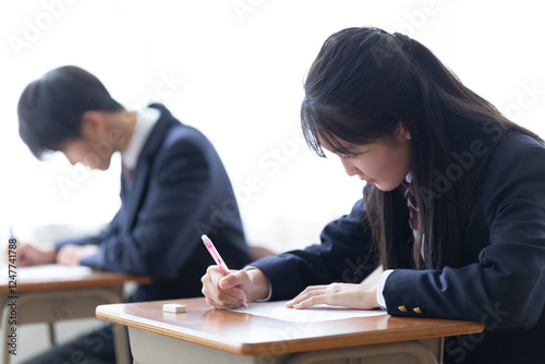 テスト中の高校生