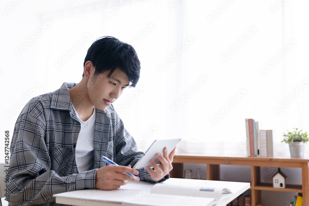 自宅で勉強する高校生 自宅で勉強する高校生