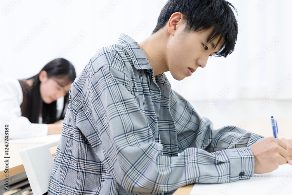 塾で勉強する高校生 塾で勉強する高校生