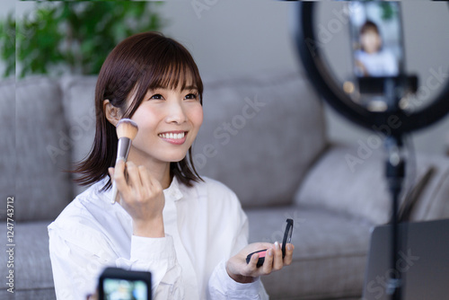 配信する女性