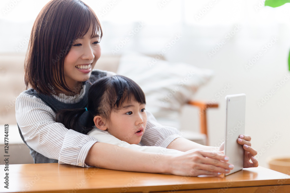 タブレットで遊ぶ親子 タブレットで遊ぶ親子
