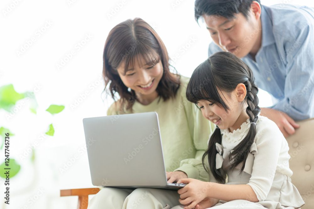 リビングでくつろぐ家族 リビングでくつろぐ家族