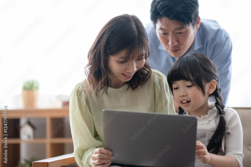 リビングでくつろぐ家族 リビングでくつろぐ家族