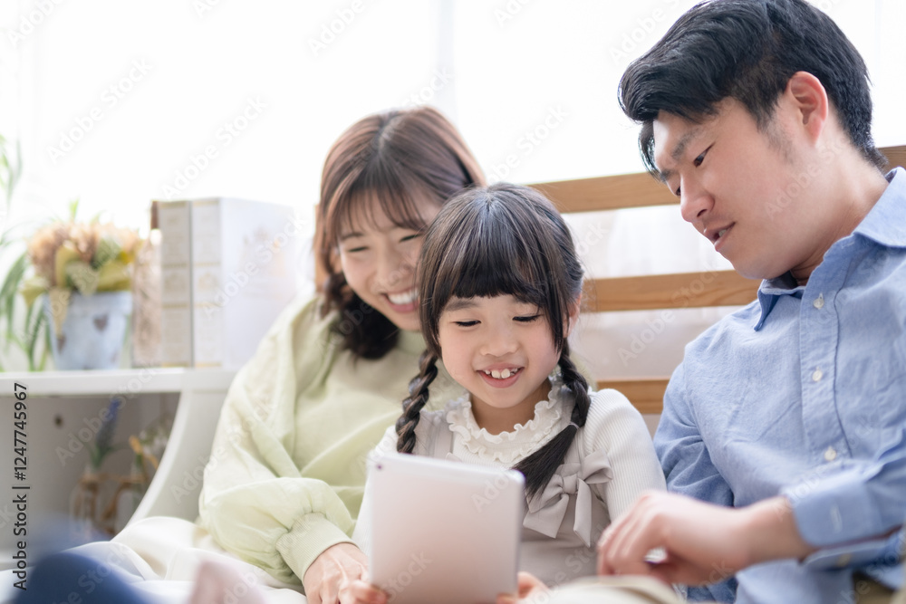 タブレットを見る家族 タブレットを見る家族