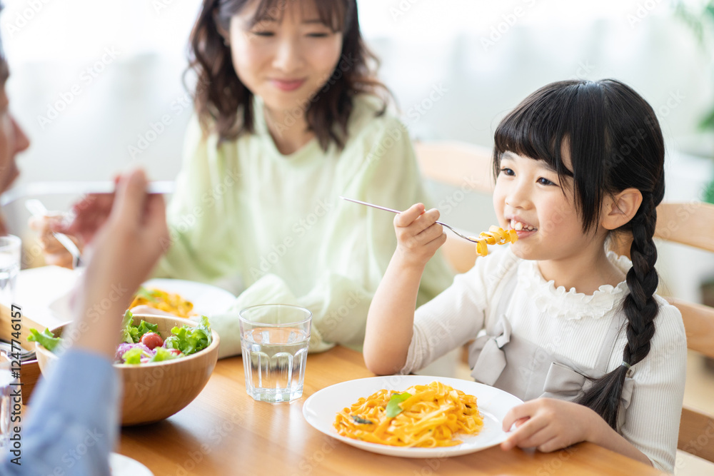 食卓を囲む家族 食卓を囲む家族