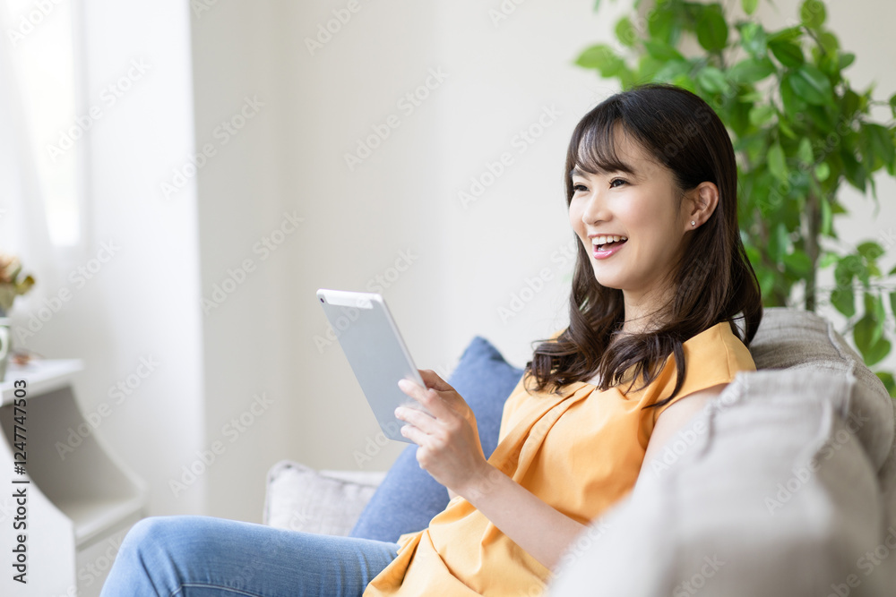 タブレットを操作する女性