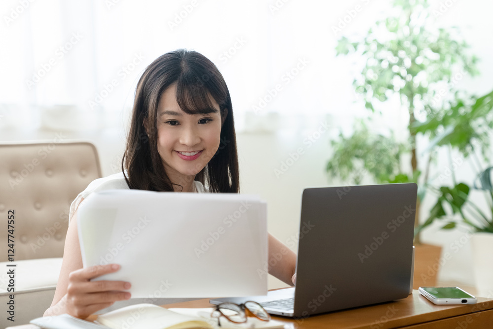 在宅ワークする女性 在宅ワークする女性