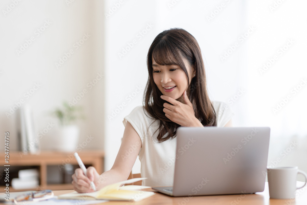 在宅ワークする女性 在宅ワークする女性