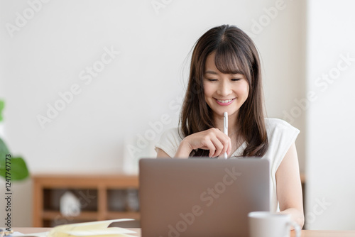 Free Download 在宅ワークする女性 - GFXLoad