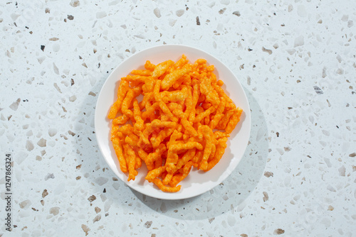 Φωτογραφία A top down view of a plate of popular cheesy crunchy chips.