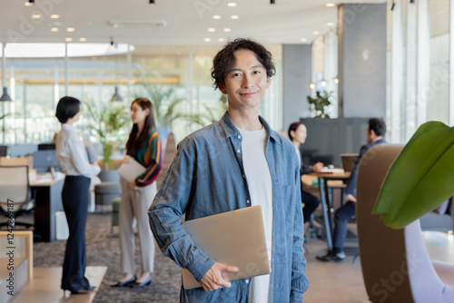 デザイナーズオフィスで働く人々