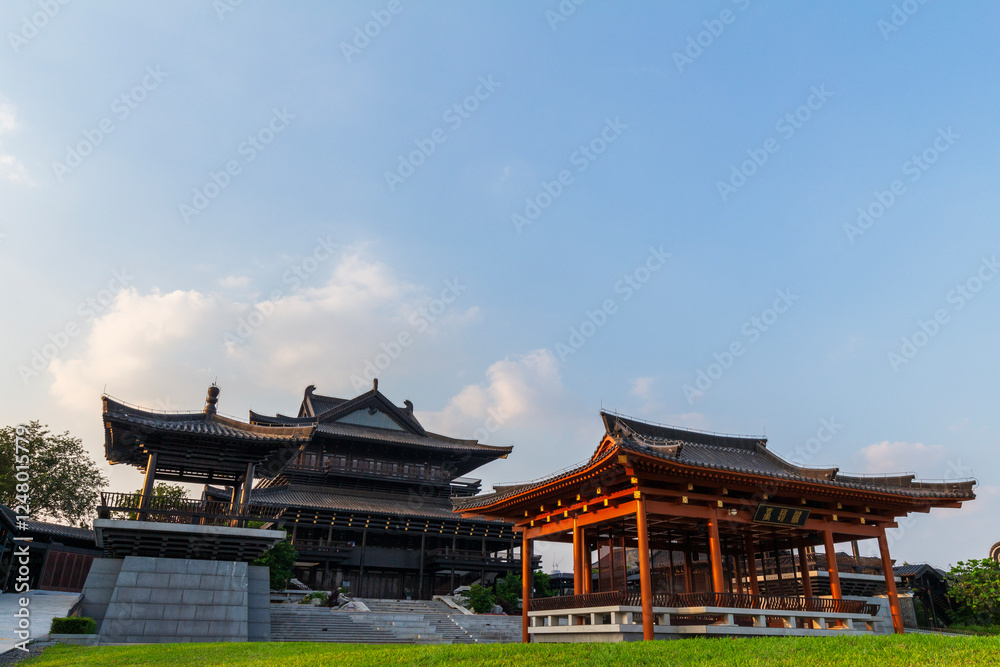 Obraz premium chinese pavilion in the park