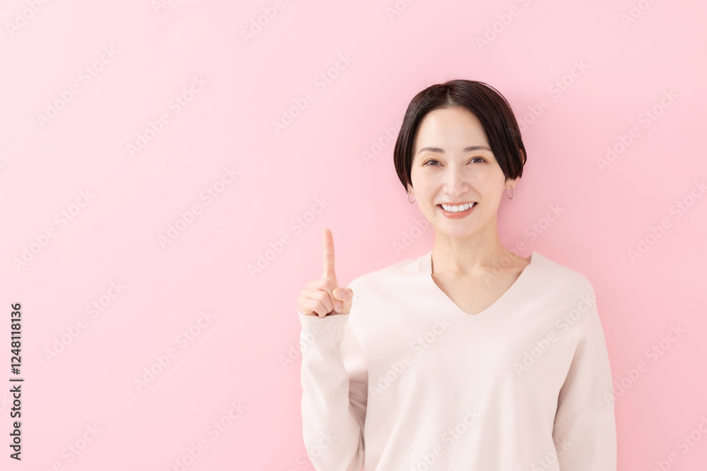 指差す女性・ピンクバック