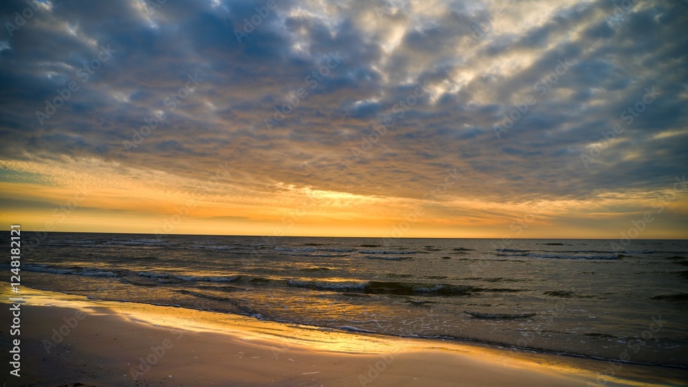 Obraz premium Gorgeous sunset. The sun is on the horizon. Beautiful clouds. Play of colors.