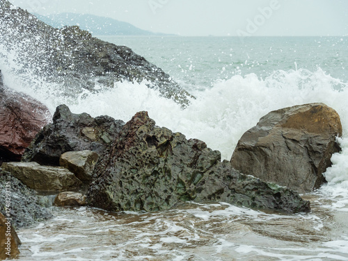 Fototapeta Naklejka Na Ścianę i Meble -  The waves are crashing against the rocks
