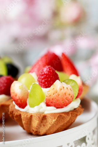 Obraz na płótnie Cupcakes with fresh fruits for the party. w salonie