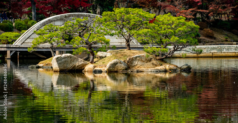 Traditioneller japanischer Garten in Herbst, Japan  