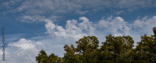 Lichtstimmung mit weichen Wolken romantisch photo