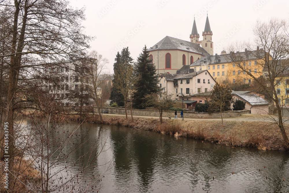 Fototapeta premium Winter in Hof; An der Sächsischen Saale mit Michaeliskirche