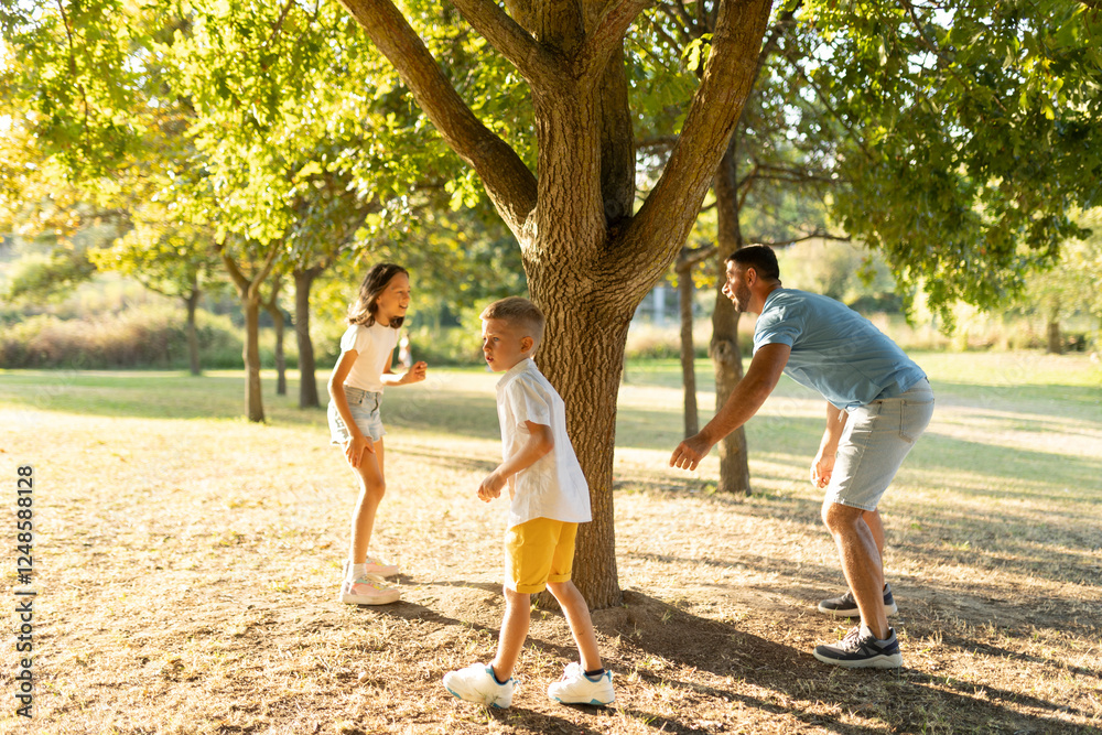 Obraz premium Father playing with kids in sunny park