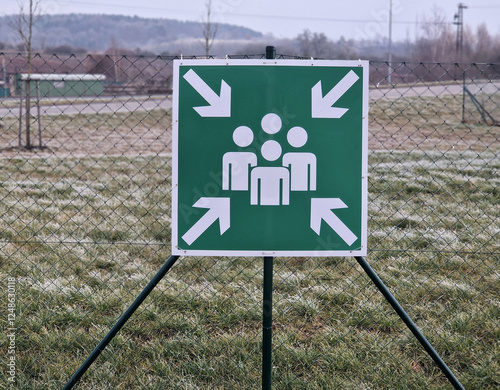 Additional table for marking the place where the assembly point is located. It is advisable to supplement the table with a text table or an arrow. escape routes from the building, photoluminescent