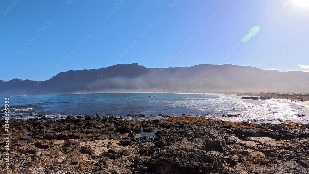 Traumhafte Meeresbucht mit blauem Wasser und brechenden Wellen auf Lanzarote – perfekte Naturidylle für Reiseträume, Werbung und inspirierende Projekte, Urlaub, Kanarische Insel, Ozean, Horizont