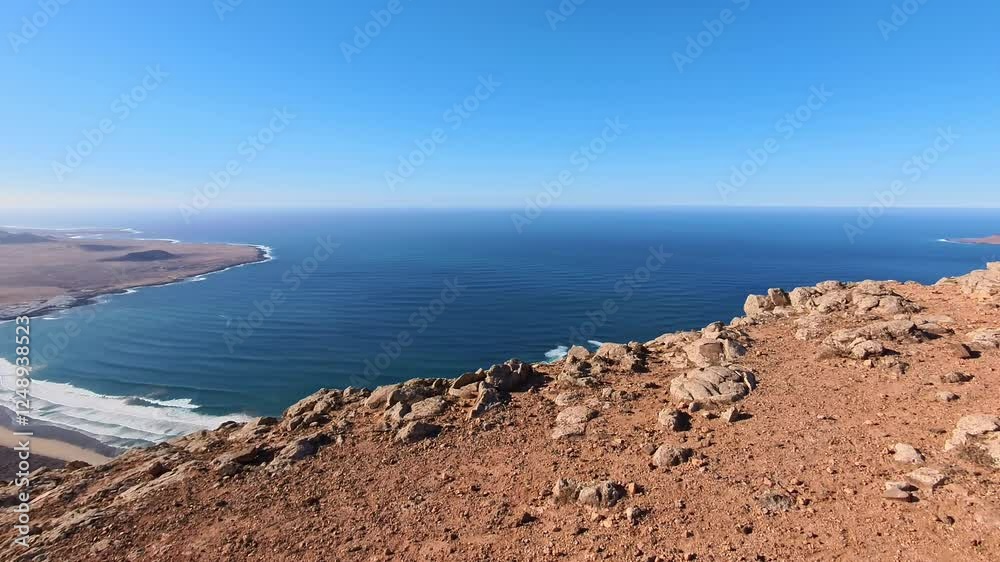 tolle Aussicht auf das Meer und die Bucht Caleta de Famara Lanzarote Gipfelkreuz, Ozean, Horizont, Kanarische Insel, Kanaren, blau, Vulkaninsel, hoch, Atlantik, Küste tolle Aussicht auf das Meer und die Bucht Caleta de Famara Lanzarote Gipfelkreuz, Ozean, Horizont, Kanarische Insel, Kanaren, blau, Vulkaninsel, hoch, Atlantik, Küste