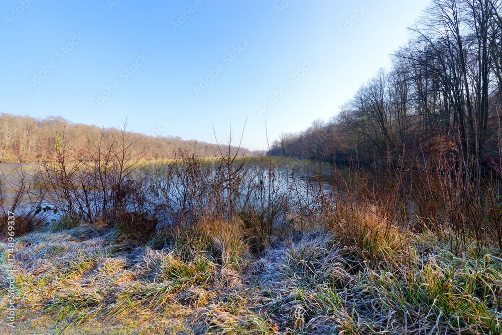 The Commelles lake in the Oise - Pays de France Regional Nature Park The Commelles lake in the Oise - Pays de France Regional Nature Park