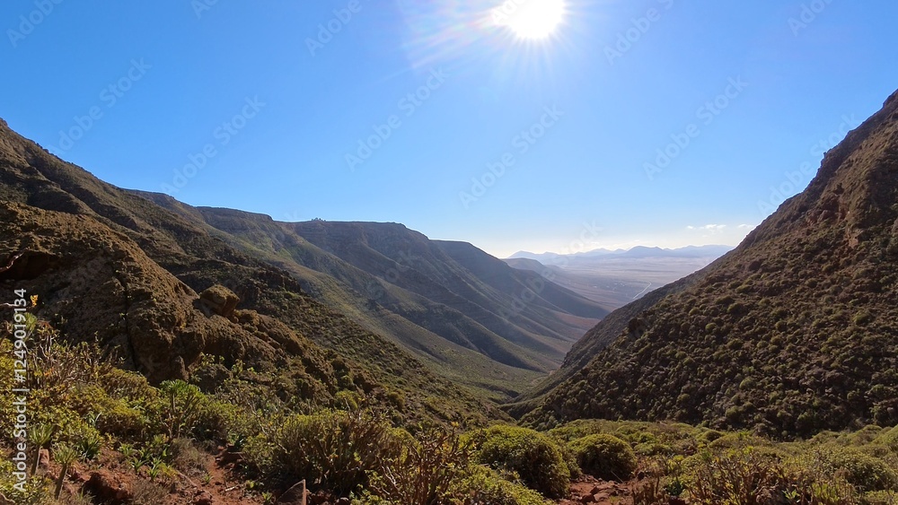 Naklejka premium sonnendurchflutetes idyllisches Tal auf Lanzarote, Kanaren, Wandern, Flora, Natur, Sonnenstrahlen, einsam, ruhig, Pfad, steinig, Berge