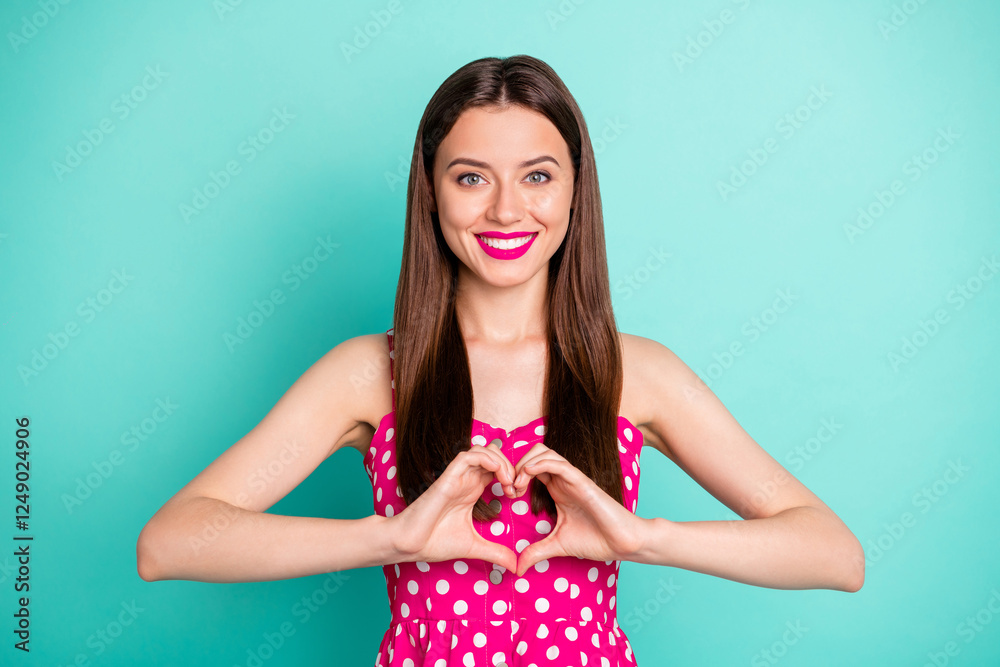 Φωτογραφία Portrait of lovely girl hsoiwing her figure shape heart with fingers smiling wea