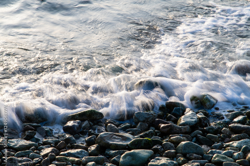 Obraz premium surf on the pebble beach