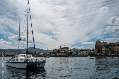 La ville de Fontarrabie (Hondarrabia) en espagne vu depuis la navette vers Hendaye.