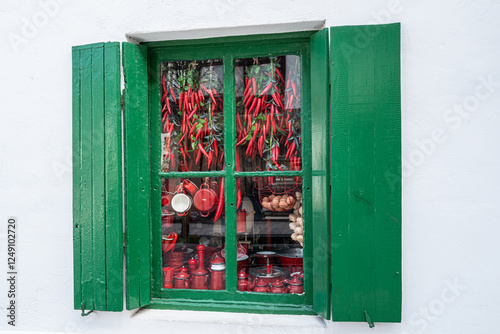 Décor à une fenêtre de boutique dans la vieille ville de Fontarrabie (Hondarrabia) en Espagne.