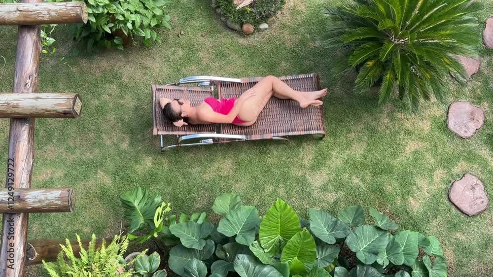 beldade mulher de biquíni em piscina no verão 