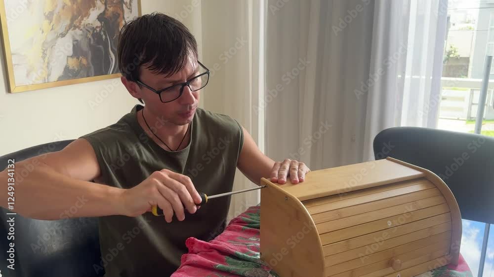 homem montando movel de madeira