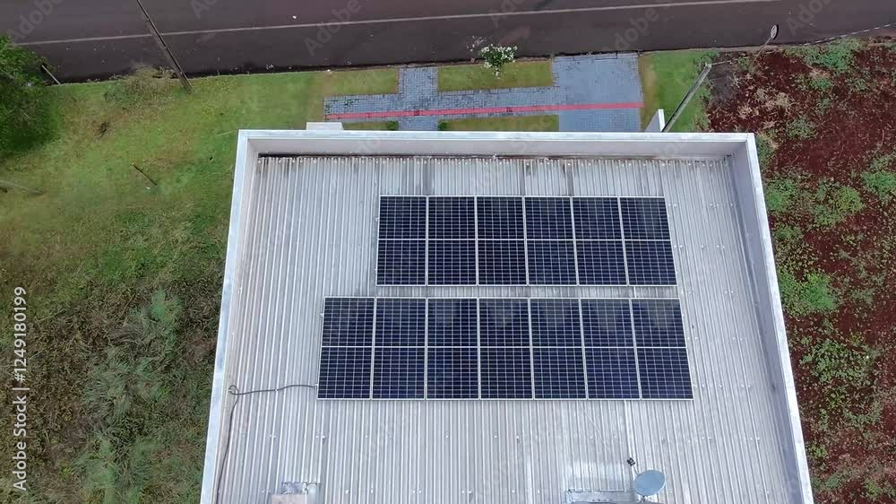 painéis solares em cima de cobertura de casa , energia solar 