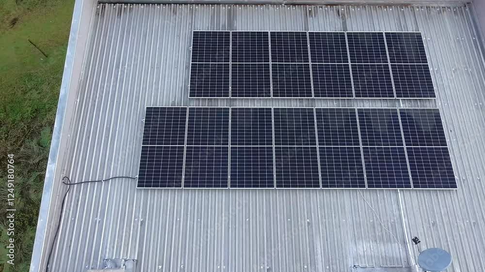 painéis solares em cima de cobertura de casa , energia solar 