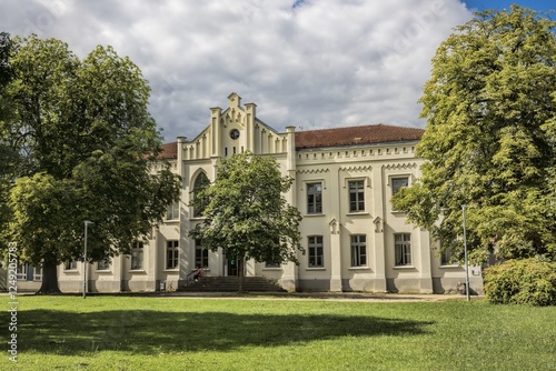 Obraz na płótnie teterow, deutschland- stadtpark mit theater in der uhrenschule w salonie