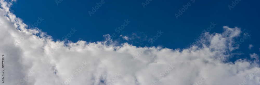Obraz premium White cloud and blue sky. Sunny.