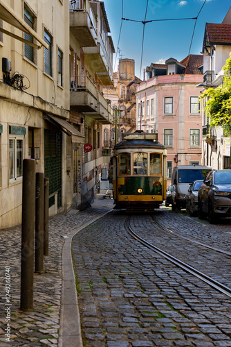 Obraz na płótnie Die schöne Alte Tram in Lissabon Portugal w salonie