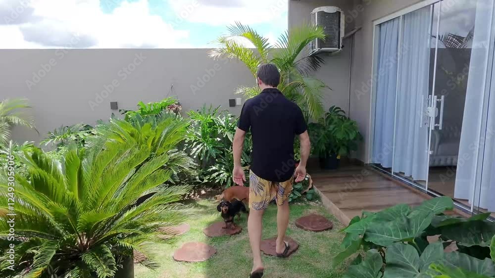 homem casual de férias em area externa 