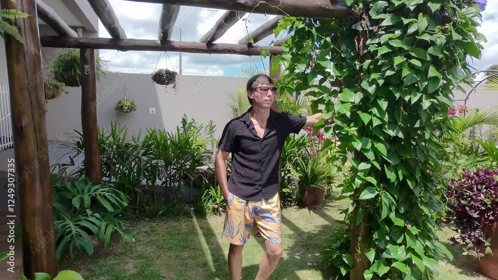 homem casual de férias em area externa 
