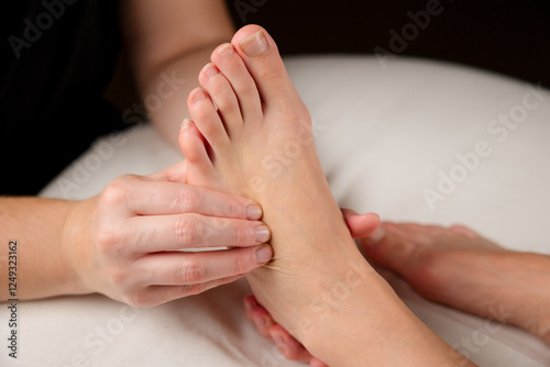 Bilde på lerret Close up of a therapist hands massaging a client foot