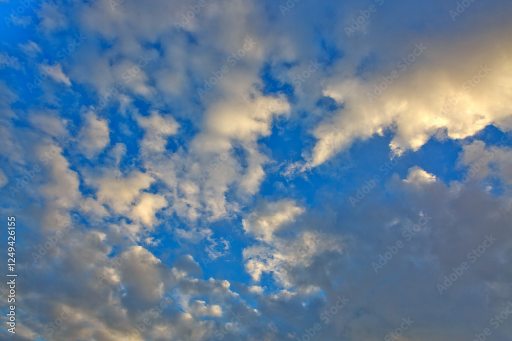 Obraz premium Evening sunshine background with clouds dramatic sky.